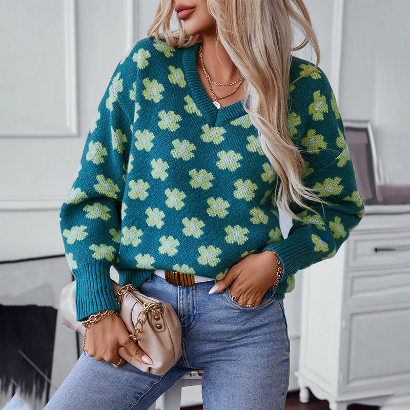 Dame stickad tröja med blommigt mönster och V-utrigning Mirla-Eva Jonsson