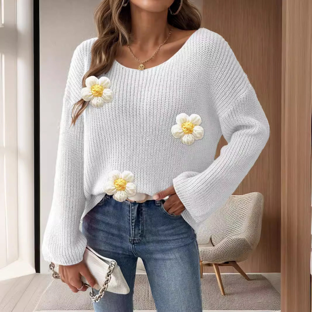 Dame stickad tröja med lekfulla blomapplikationer Mirla-Eva Jonsson