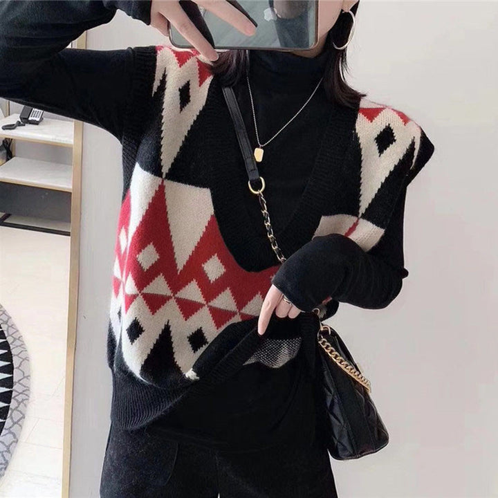 Dame stickad väst med iögonfallande geometriskt mönster och djup V-urringning Mirla-Eva Jonsson