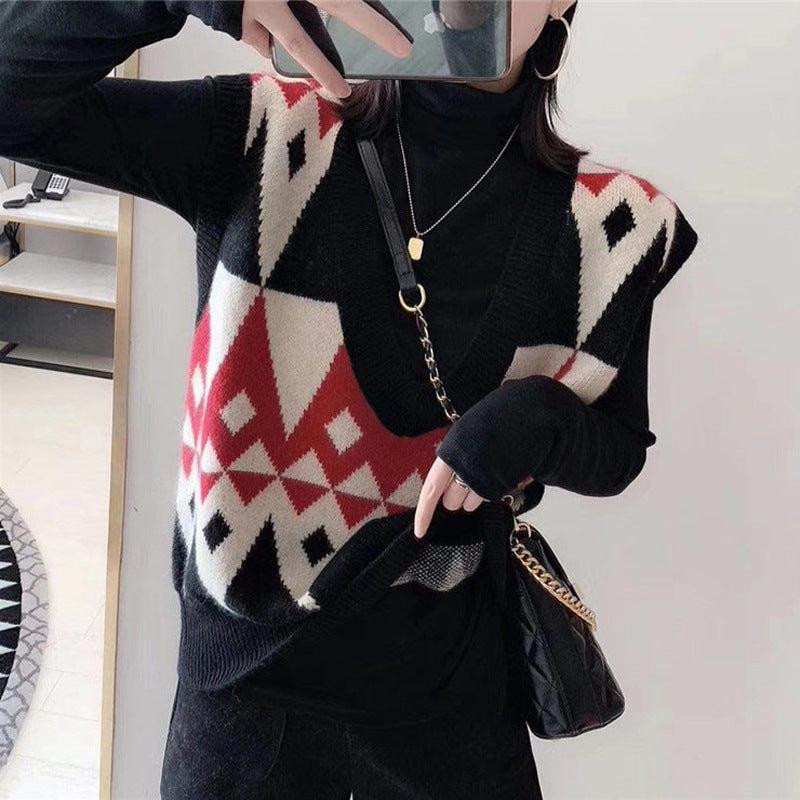 Dame stickad väst med iögonfallande geometriskt mönster och djup V-urringning Mirla-Eva Jonsson