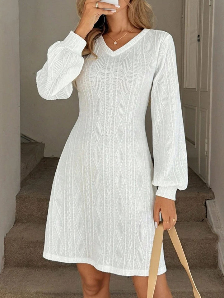 Dame stickat klänning med V-ringning och puffärmar Mirla-Eva Jonsson
