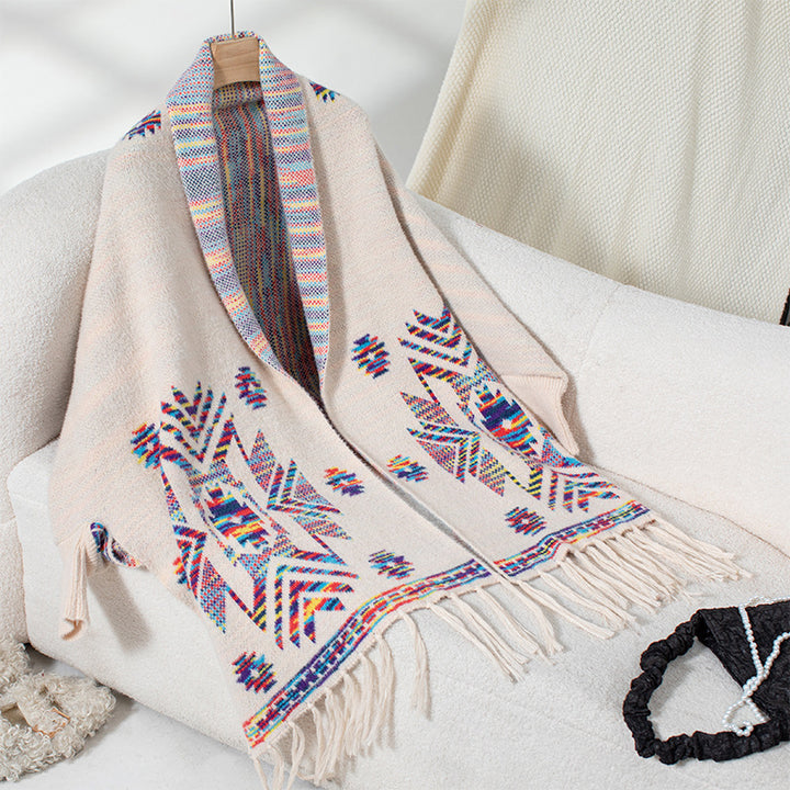 Dame stickponcho med färggårdigt Navajo-mönster och fransig fåll Mirla-Eva Jonsson