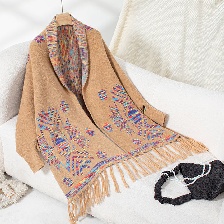 Dame stickponcho med färggårdigt Navajo-mönster och fransig fåll Mirla-Eva Jonsson