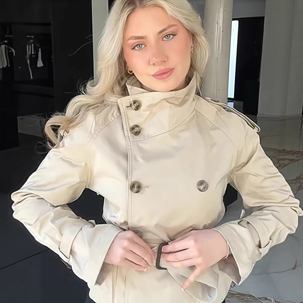 Dame trenchcoat med figursydd silhuett och dubbel knapprad Mirla-Eva Jonsson