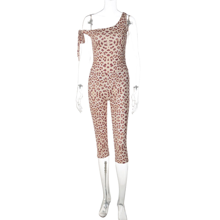 Dame trendig jumpsuit med asymmetrisk skärning och leopardmönster Mirla-Eva Jonsson