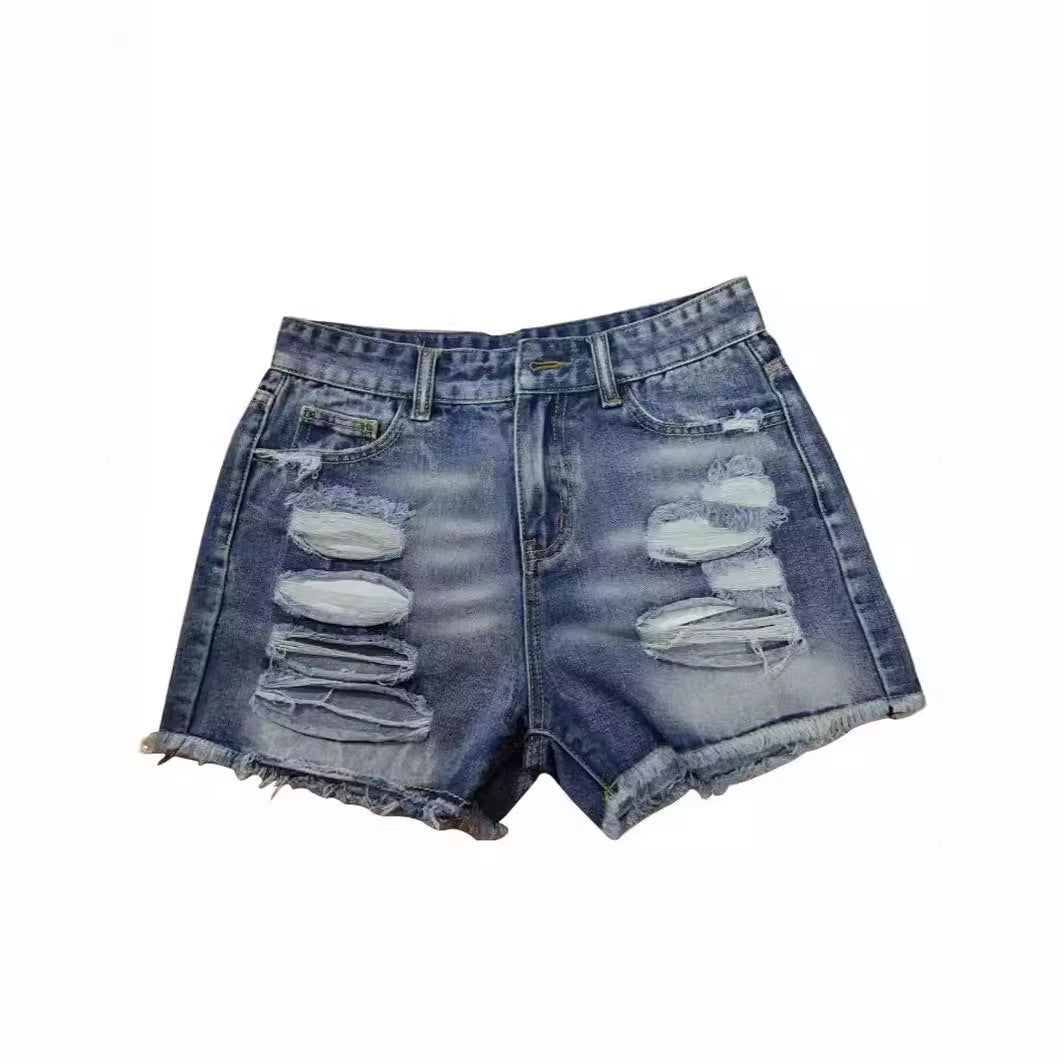 Dame trendiga förstörda denimshorts med fransade fållar och modiga rissdetaljer Mirla-Eva Jonsson