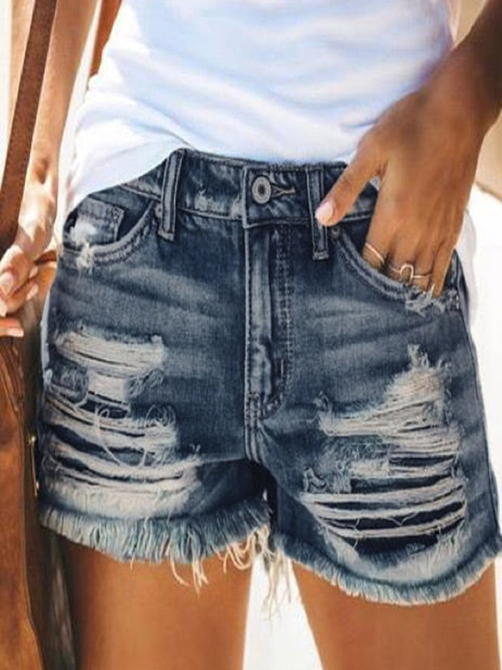Dame trendiga förstörda denimshorts med fransade fållar och modiga rissdetaljer Mirla-Eva Jonsson