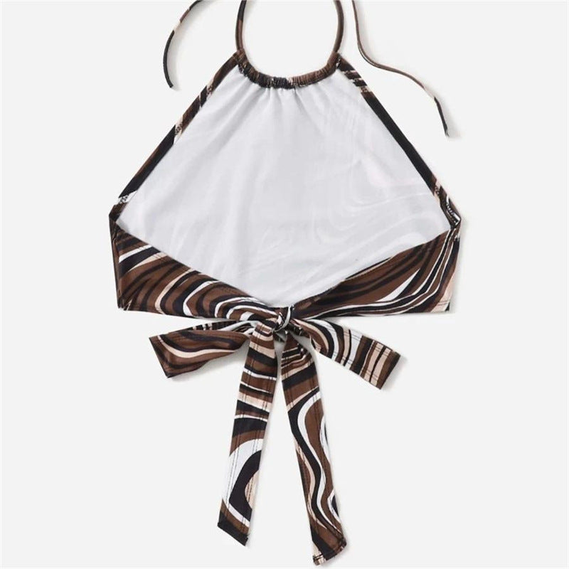 Dame trendy halter-top med elegant omslagsdesign och grafiskt tryck Mirla-Eva Jonsson