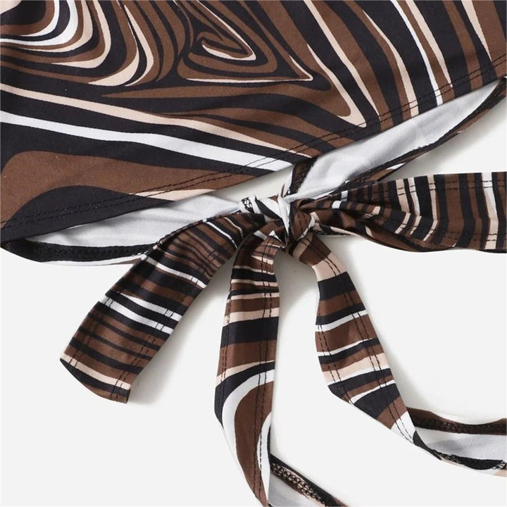 Dame trendy halter-top med elegant omslagsdesign och grafiskt tryck Mirla-Eva Jonsson