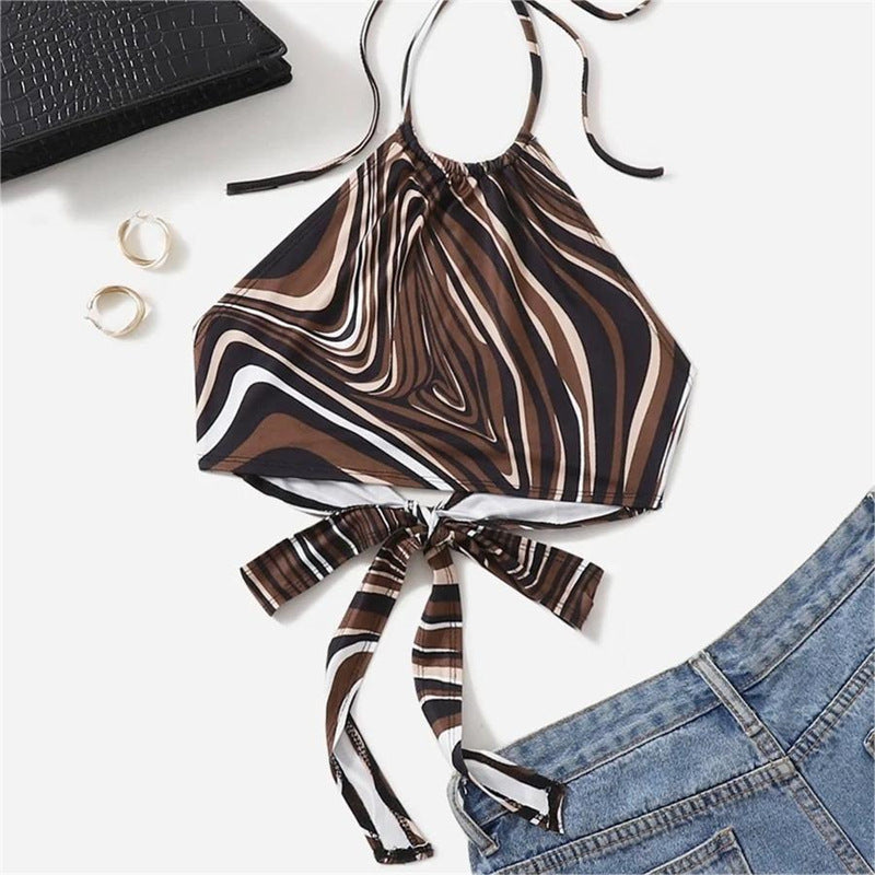 Dame trendy halter-top med elegant omslagsdesign och grafiskt tryck Mirla-Eva Jonsson