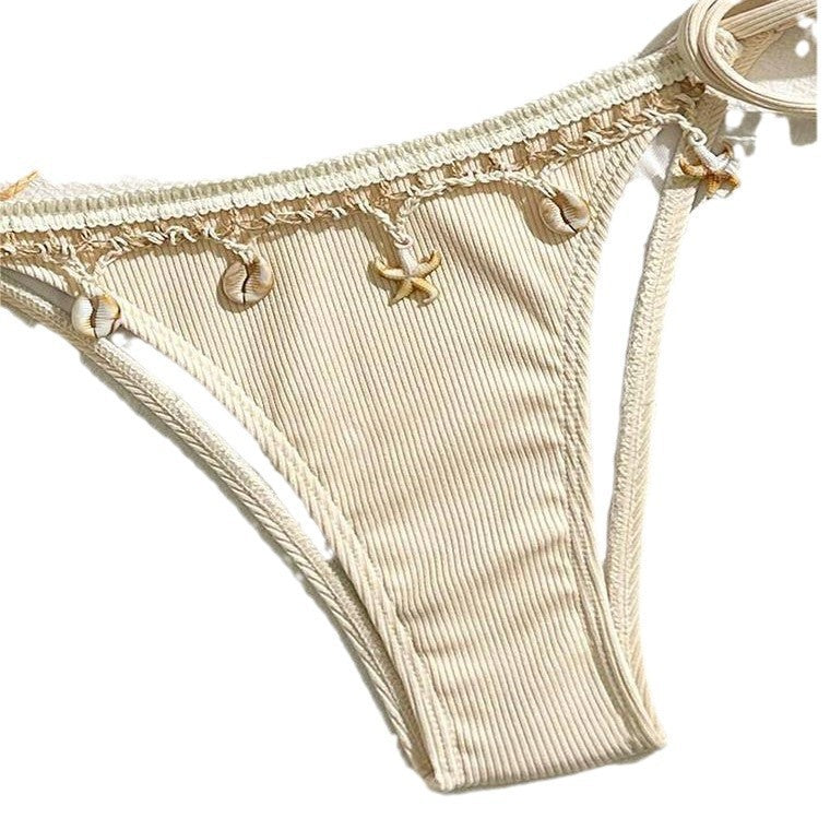 Dame triangel-bikini med dekorativa snördetaljer och ömma volanginslag Mirla-Eva Jonsson