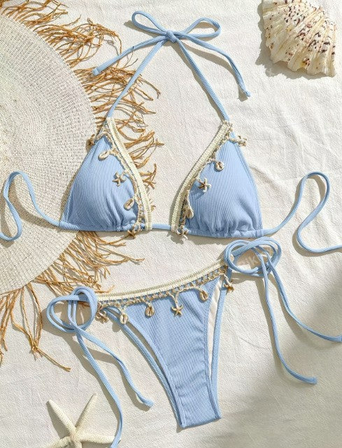 Dame triangel-bikini med dekorativa snördetaljer och ömma volanginslag Mirla-Eva Jonsson