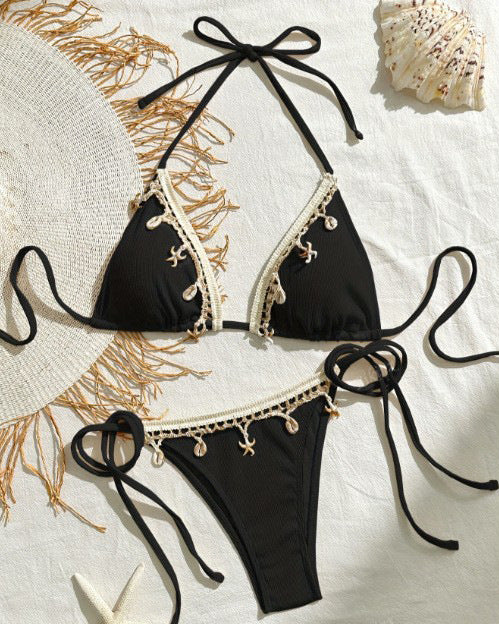 Dame triangel-bikini med dekorativa snördetaljer och ömma volanginslag Mirla-Eva Jonsson