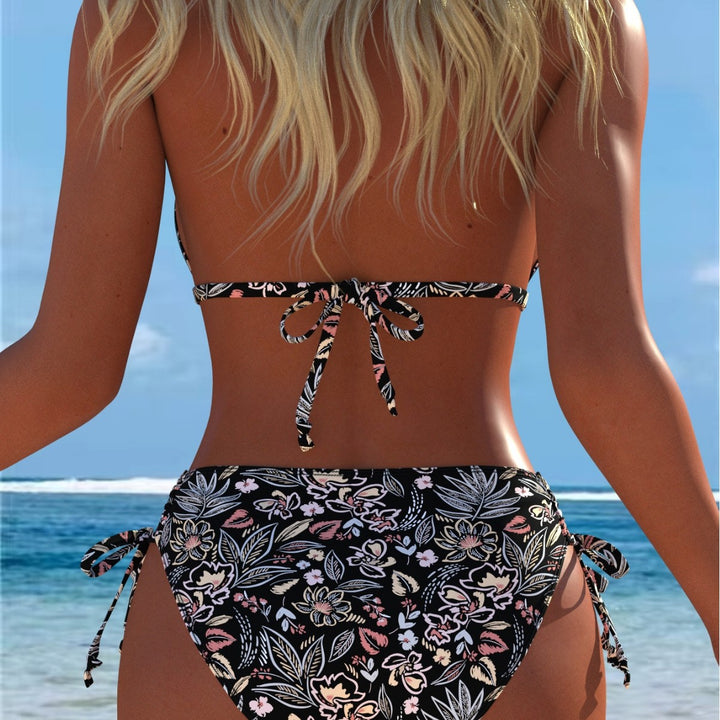 Dame triangel-bikini med lekfullt blommönster och justerbara knytband Mirla-Eva Jonsson