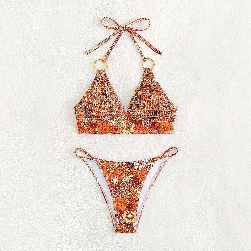 Dame triangelbikini med blommønster og gyldne ringdetaljer Mirla-Eva Jonsson