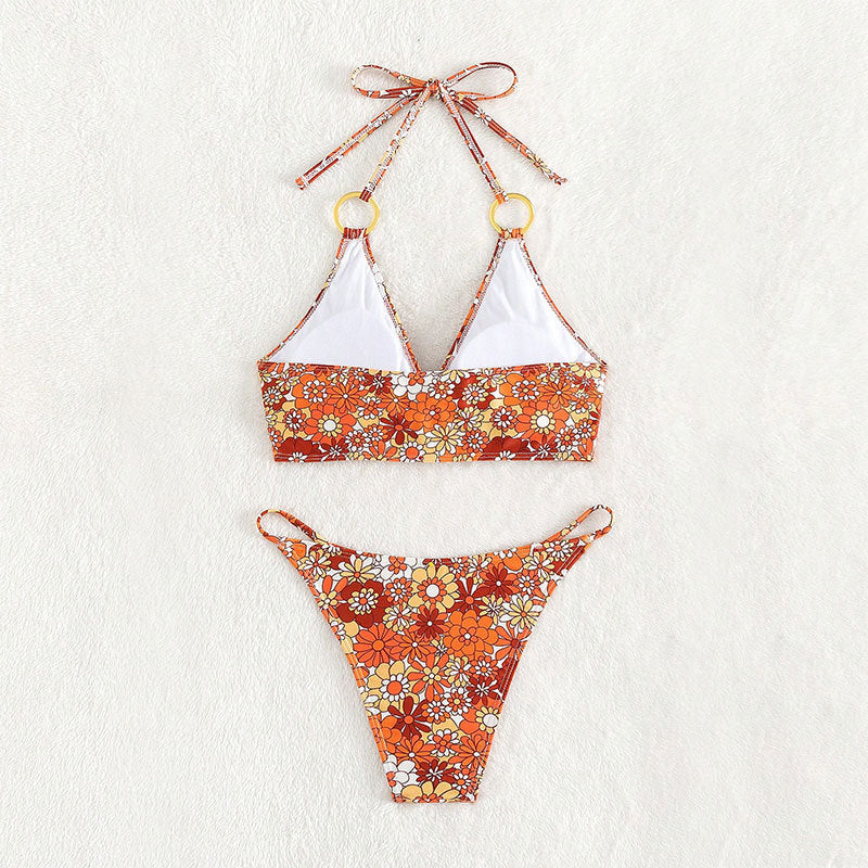 Dame triangelbikini med blommønster og gyldne ringdetaljer Mirla-Eva Jonsson