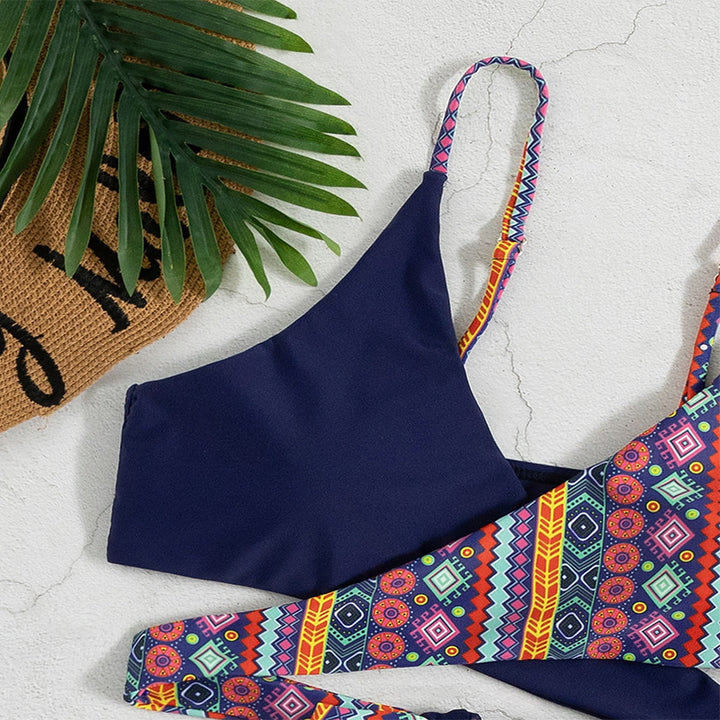 Dame triangeld-bikini med elegant mönster och innovativ klipp Mirla-Eva Jonsson
