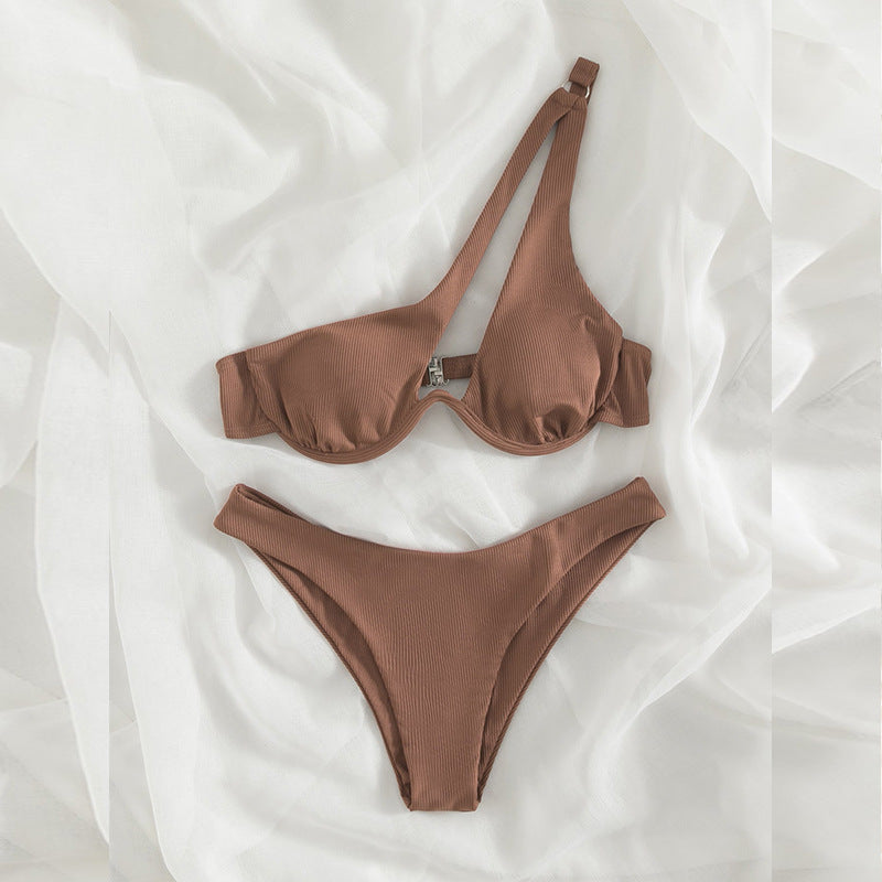 Dame triangelformad bikini med asymmetrisk skärning och vadderad överdel Mirla-Eva Jonsson