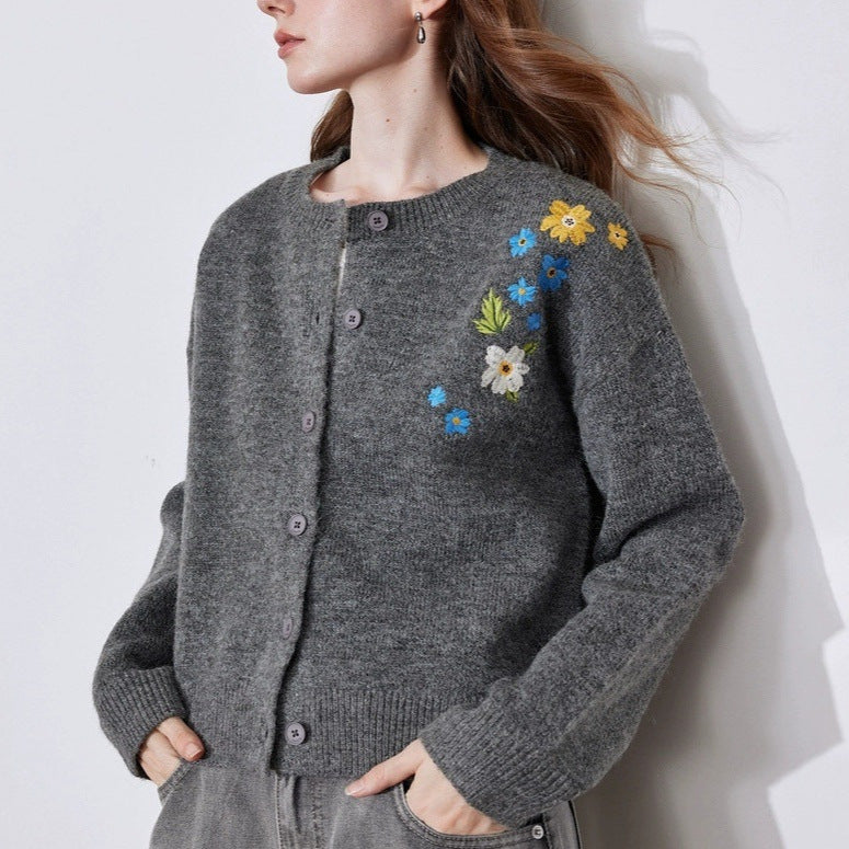 Dame tröja med blomsterbroderi och knappstängning Mirla-Eva Jonsson