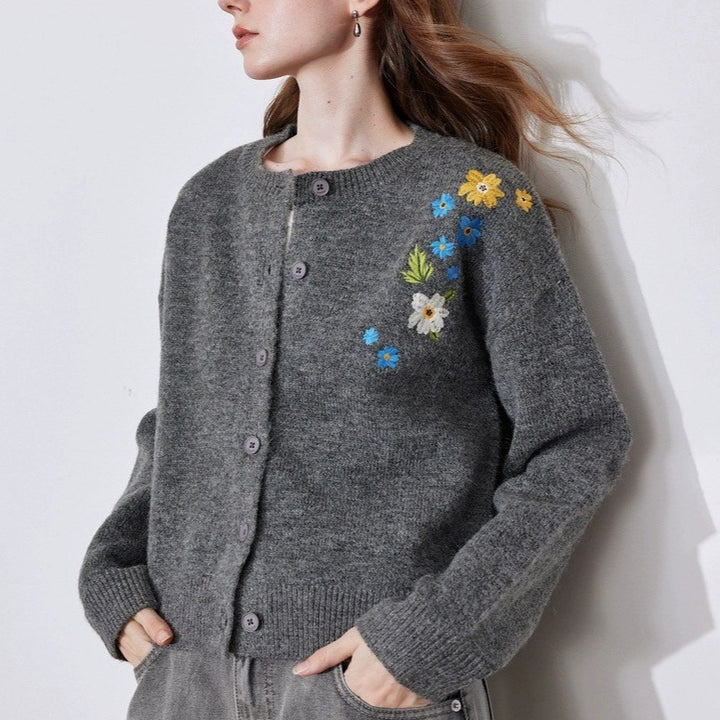 Dame tröja med blomsterbroderi och knappstängning Mirla-Eva Jonsson