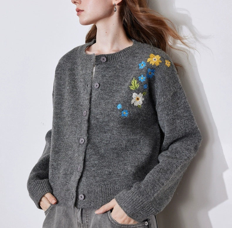 Dame tröja med blomsterbroderi och knappstängning Mirla-Eva Jonsson