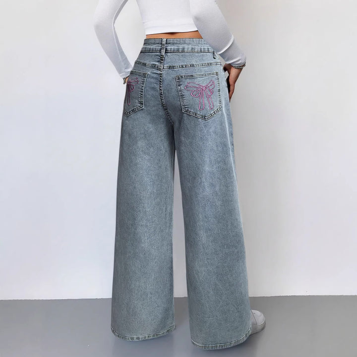 Dame vid-snitt vintage-stil jeans med hög midja och avslappnad look Mirla-Eva Jonsson