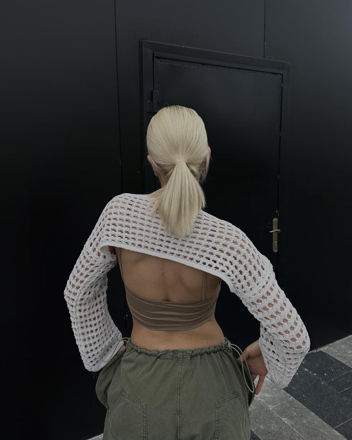 Dame virkad crop-top med elegant öppen design och långa ärmar Mirla-Eva Jonsson