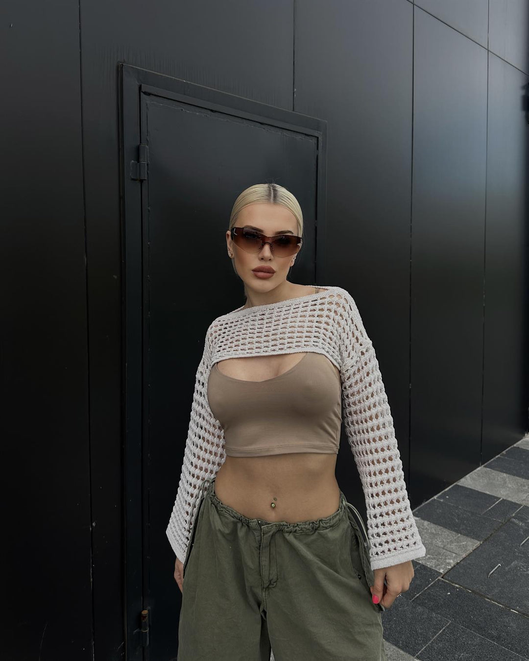 Dame virkad crop-top med elegant öppen design och långa ärmar Mirla-Eva Jonsson