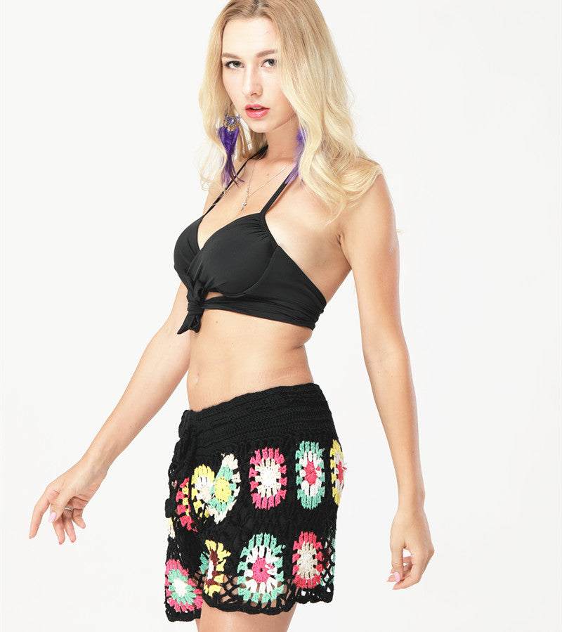 Dame virkad strandshorts med färgglatt blommönster Mirla-Eva Jonsson