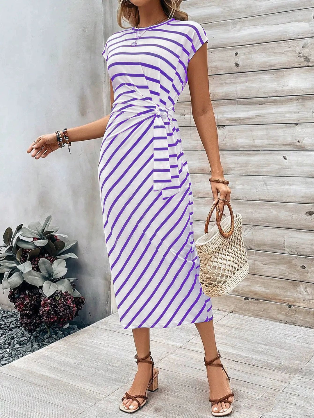 Dame wrap dress i modern randig look med midjeflätning Mirla-Eva Jonsson