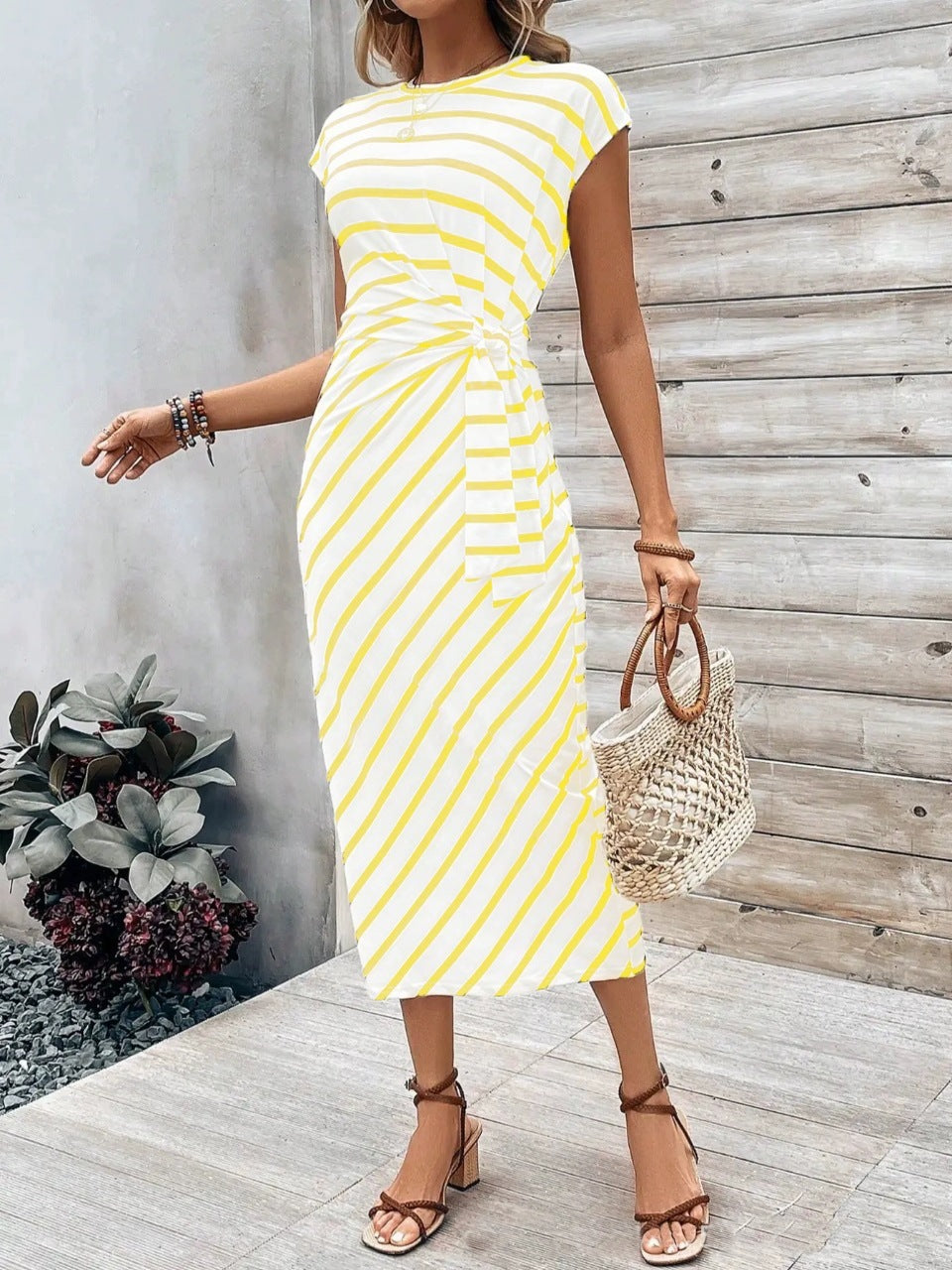 Dame wrap dress i modern randig look med midjeflätning Mirla-Eva Jonsson