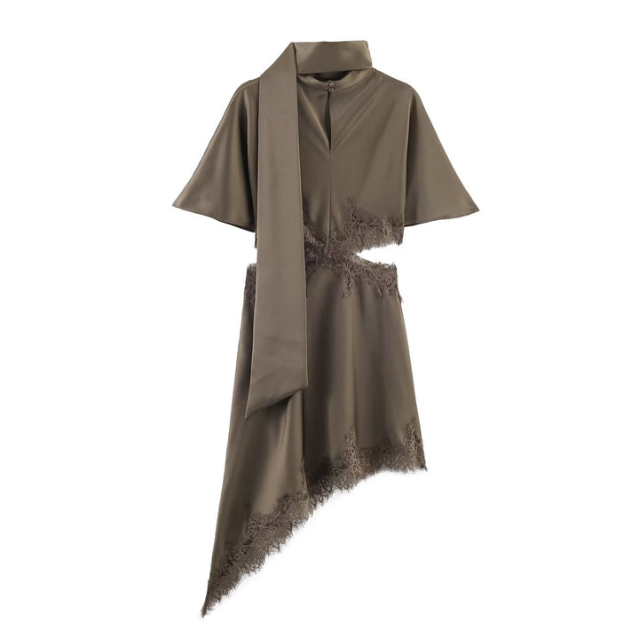 Dame wrap dress med elegant asymmetrisk snitt och ömt spetsdekoration Mirla-Eva Jonsson