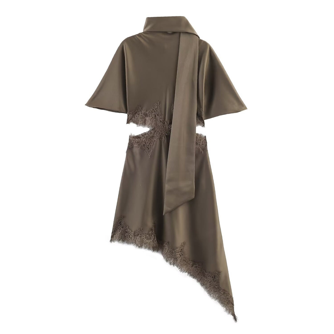 Dame wrap dress med elegant asymmetrisk snitt och ömt spetsdekoration Mirla-Eva Jonsson
