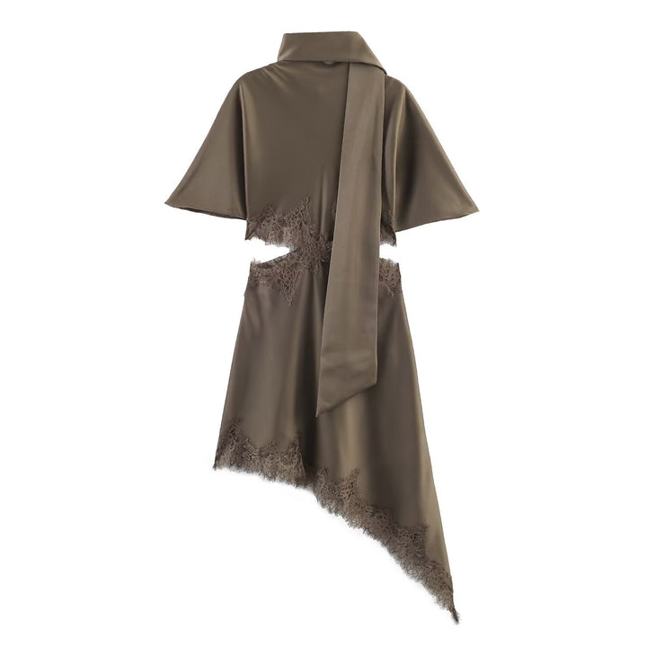 Dame wrap dress med elegant asymmetrisk snitt och ömt spetsdekoration Mirla-Eva Jonsson