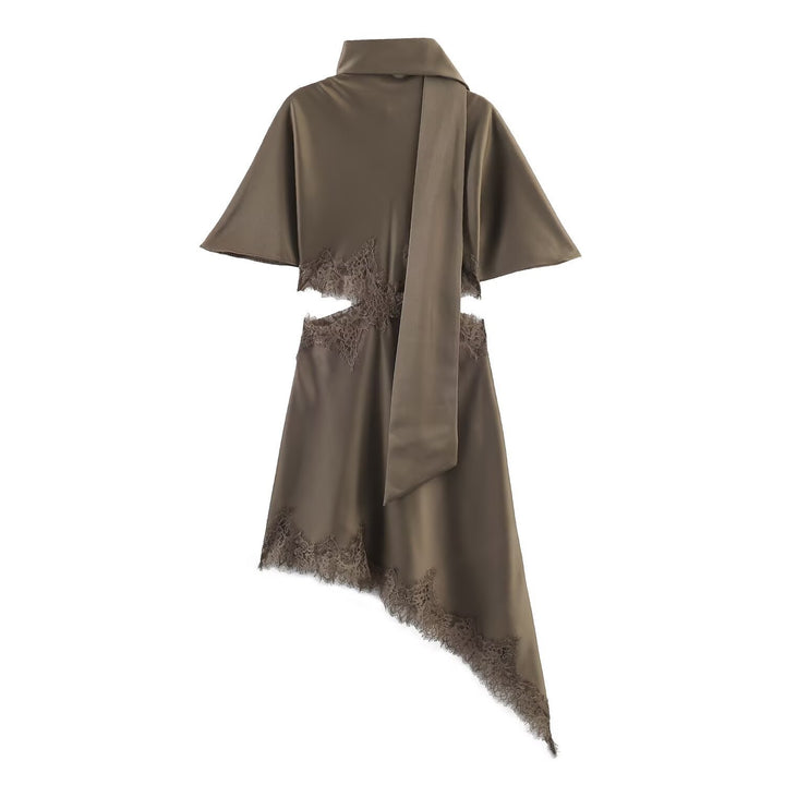 Dame wrap dress med elegant asymmetrisk snitt och ömt spetsdekoration Mirla-Eva Jonsson