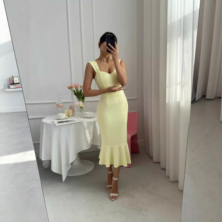 Dame wrap dress med elegant hjärtn necklinje och utflutande fåll Mirla-Eva Jonsson