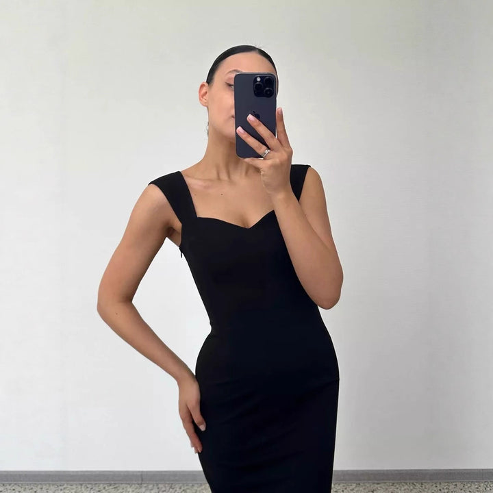 Dame wrap dress med elegant hjärtn necklinje och utflutande fåll Mirla-Eva Jonsson
