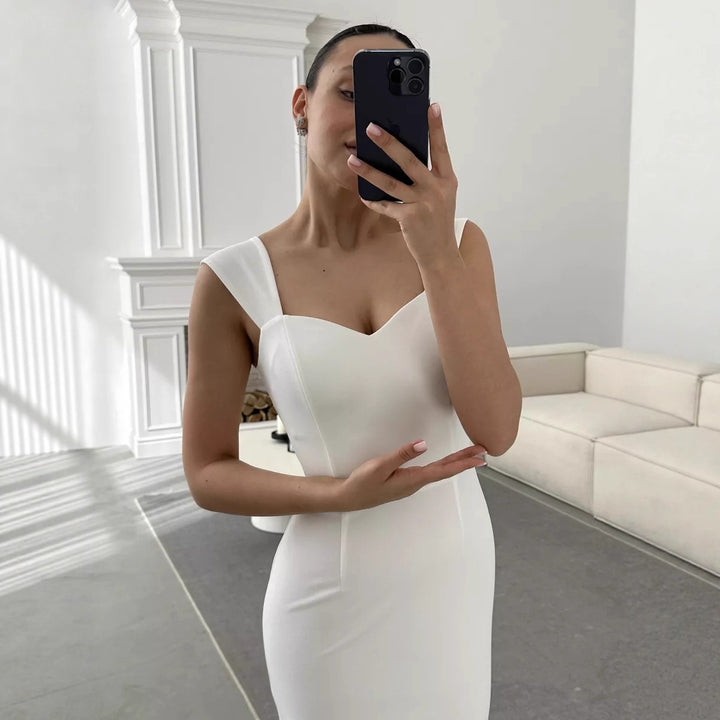 Dame wrap dress med elegant hjärtn necklinje och utflutande fåll Mirla-Eva Jonsson