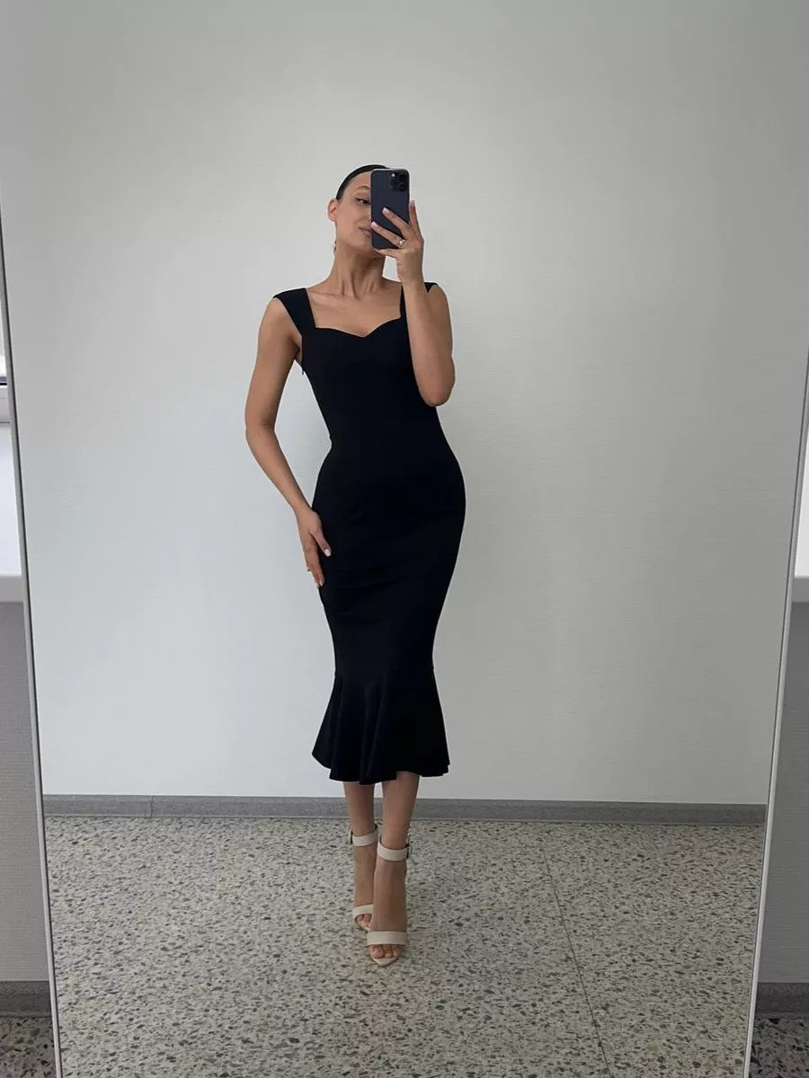 Dame wrap dress med elegant hjärtn necklinje och utflutande fåll Mirla-Eva Jonsson
