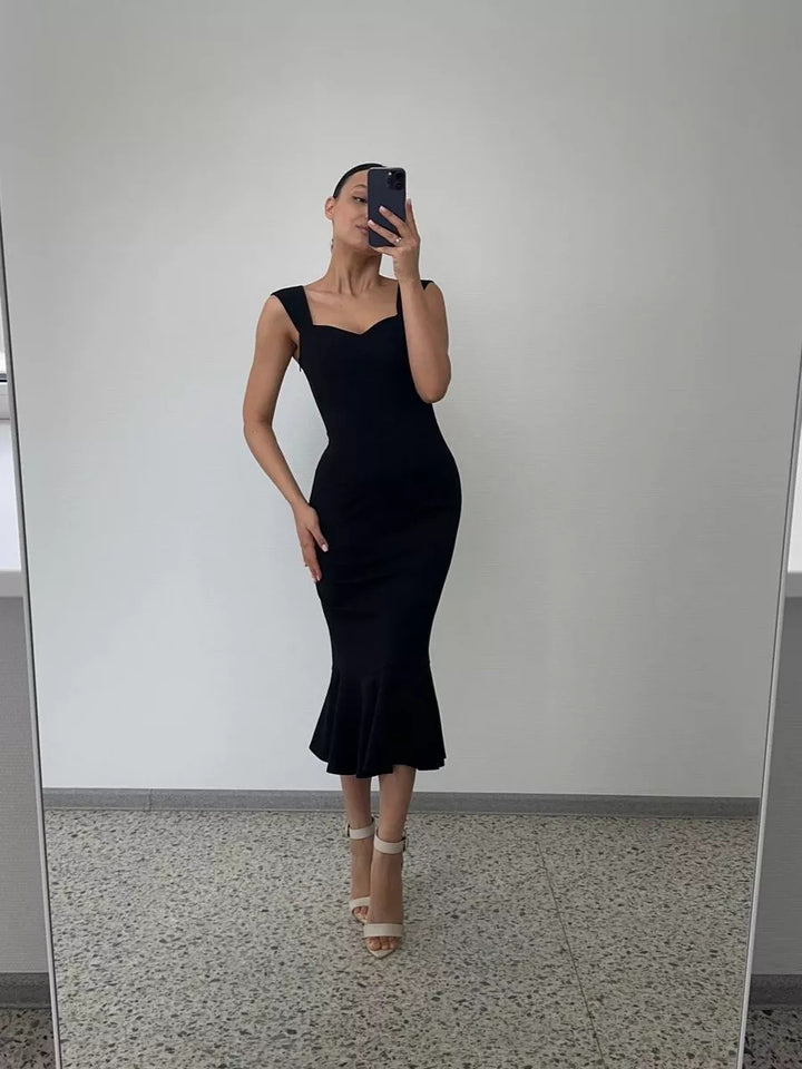 Dame wrap dress med elegant hjärtn necklinje och utflutande fåll Mirla-Eva Jonsson