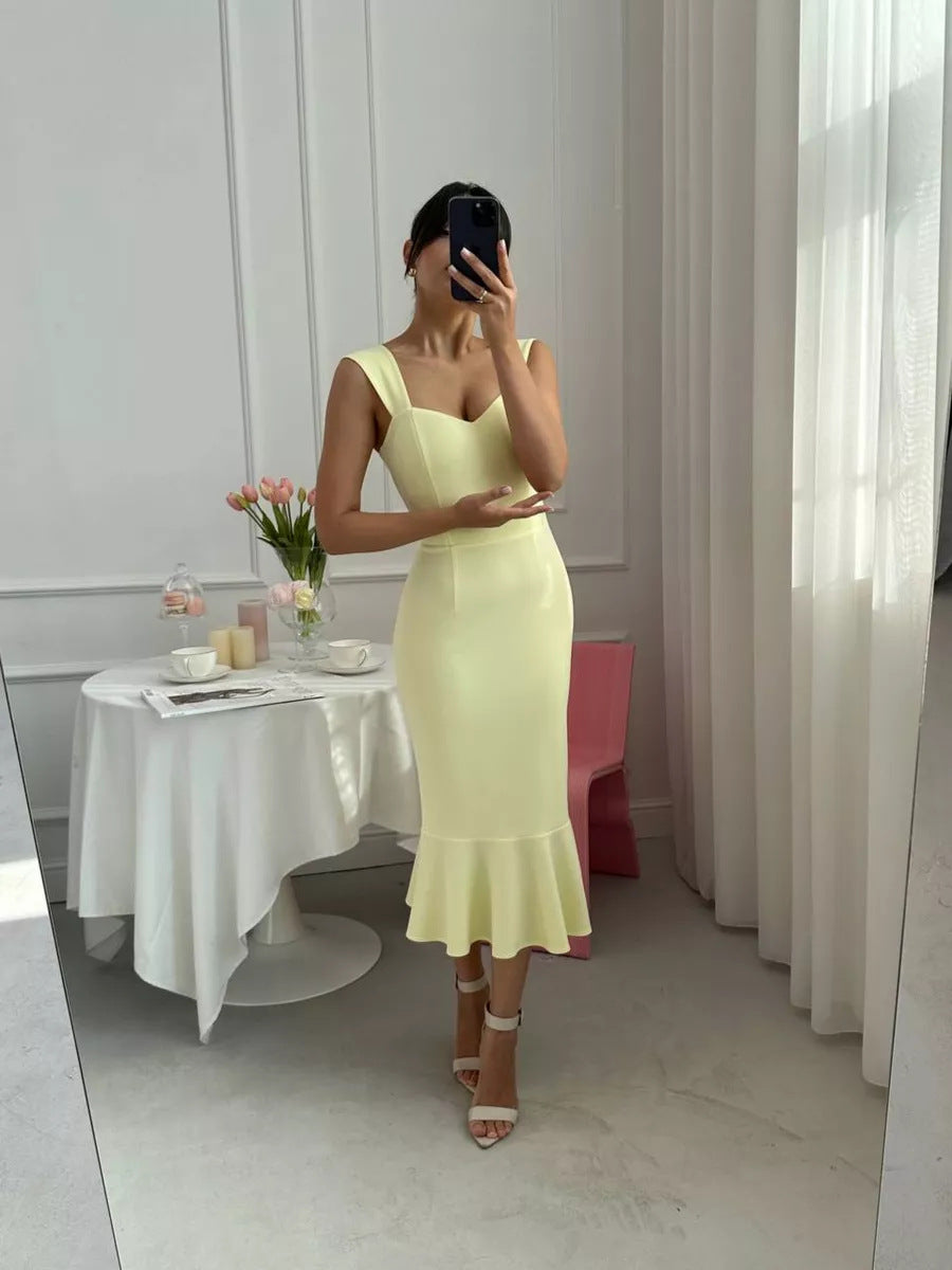 Dame wrap dress med elegant hjärtn necklinje och utflutande fåll Mirla-Eva Jonsson