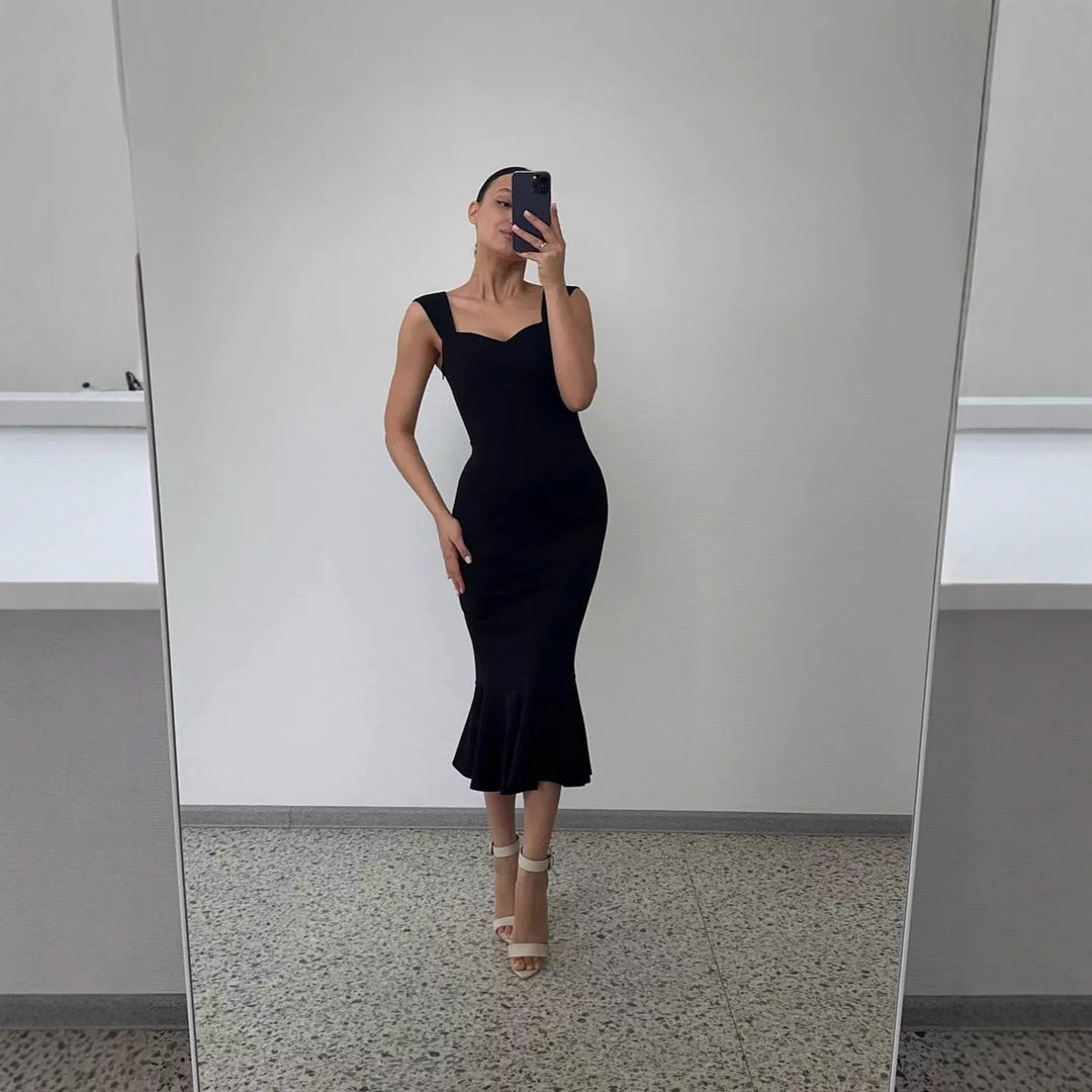 Dame wrap dress med elegant hjärtn necklinje och utflutande fåll Mirla-Eva Jonsson