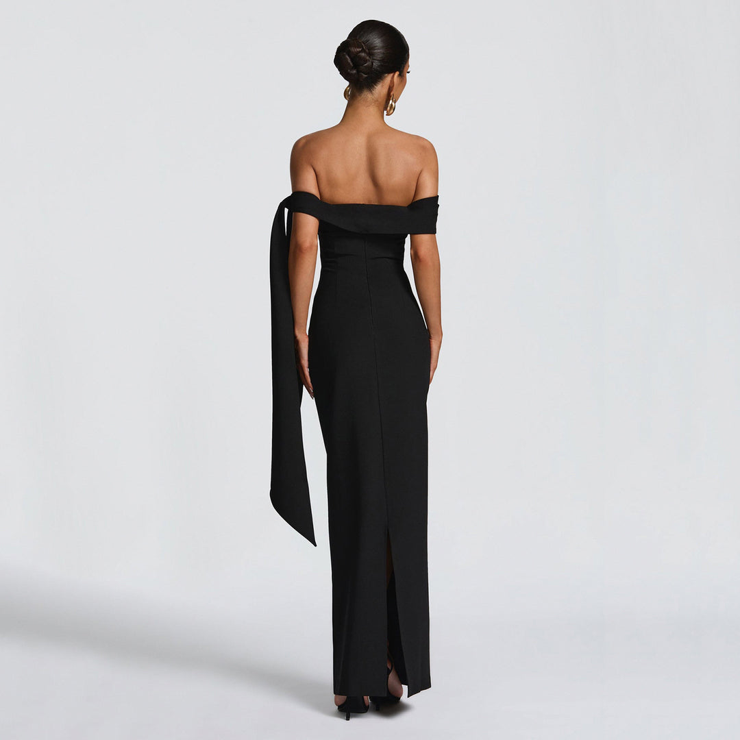 Dame wrap dress med en elegant one-shoulder design och trendiga volangdetaljer Mirla-Eva Jonsson
