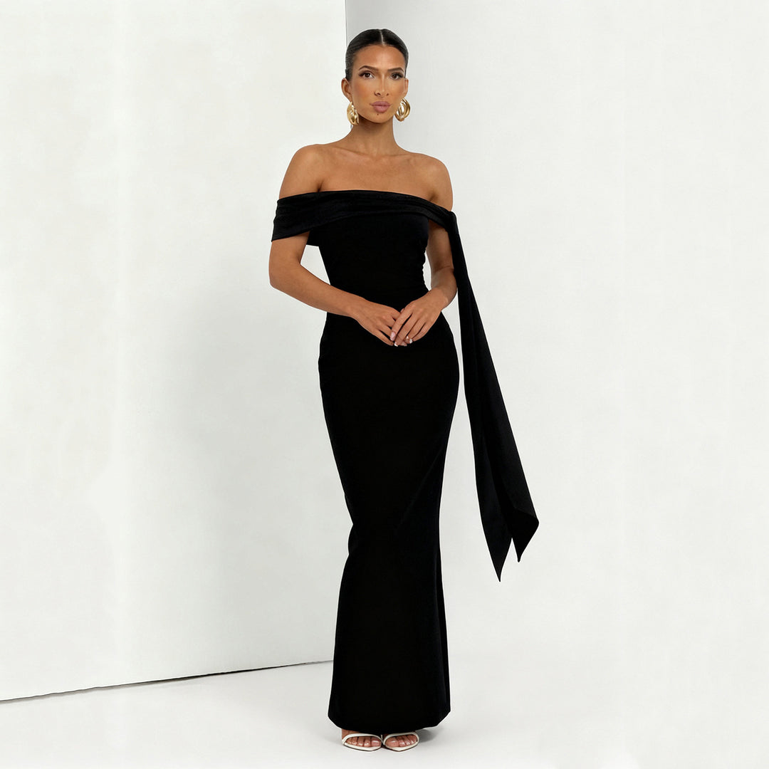 Dame wrap dress med en elegant one-shoulder design och trendiga volangdetaljer Mirla-Eva Jonsson