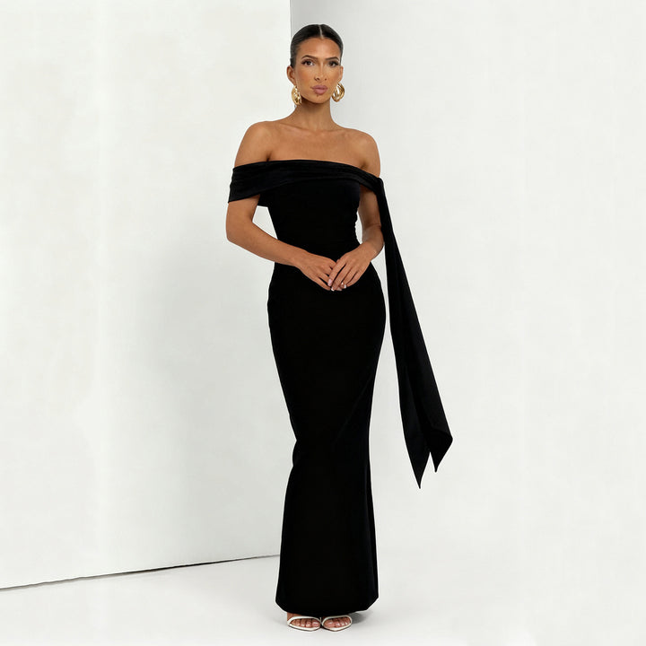 Dame wrap dress med en elegant one-shoulder design och trendiga volangdetaljer Mirla-Eva Jonsson