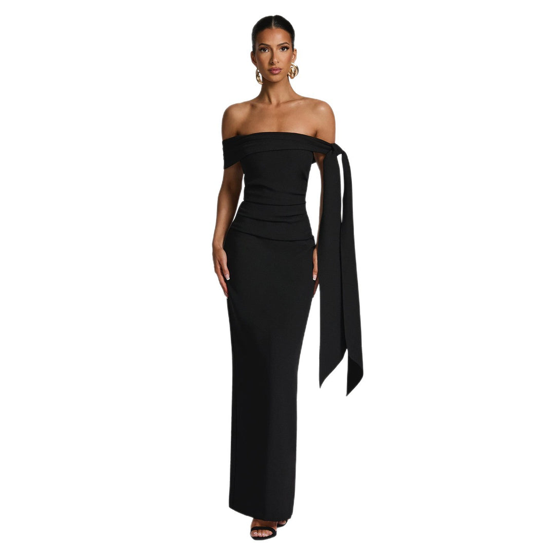 Dame wrap dress med en elegant one-shoulder design och trendiga volangdetaljer Mirla-Eva Jonsson