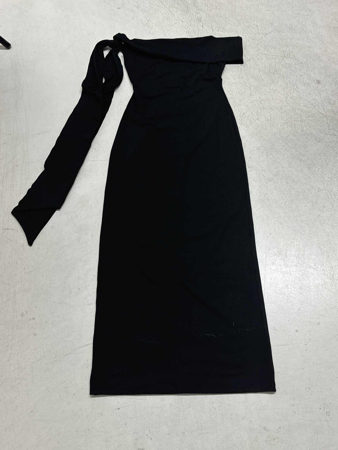 Dame wrap dress med en elegant one-shoulder design och trendiga volangdetaljer Mirla-Eva Jonsson