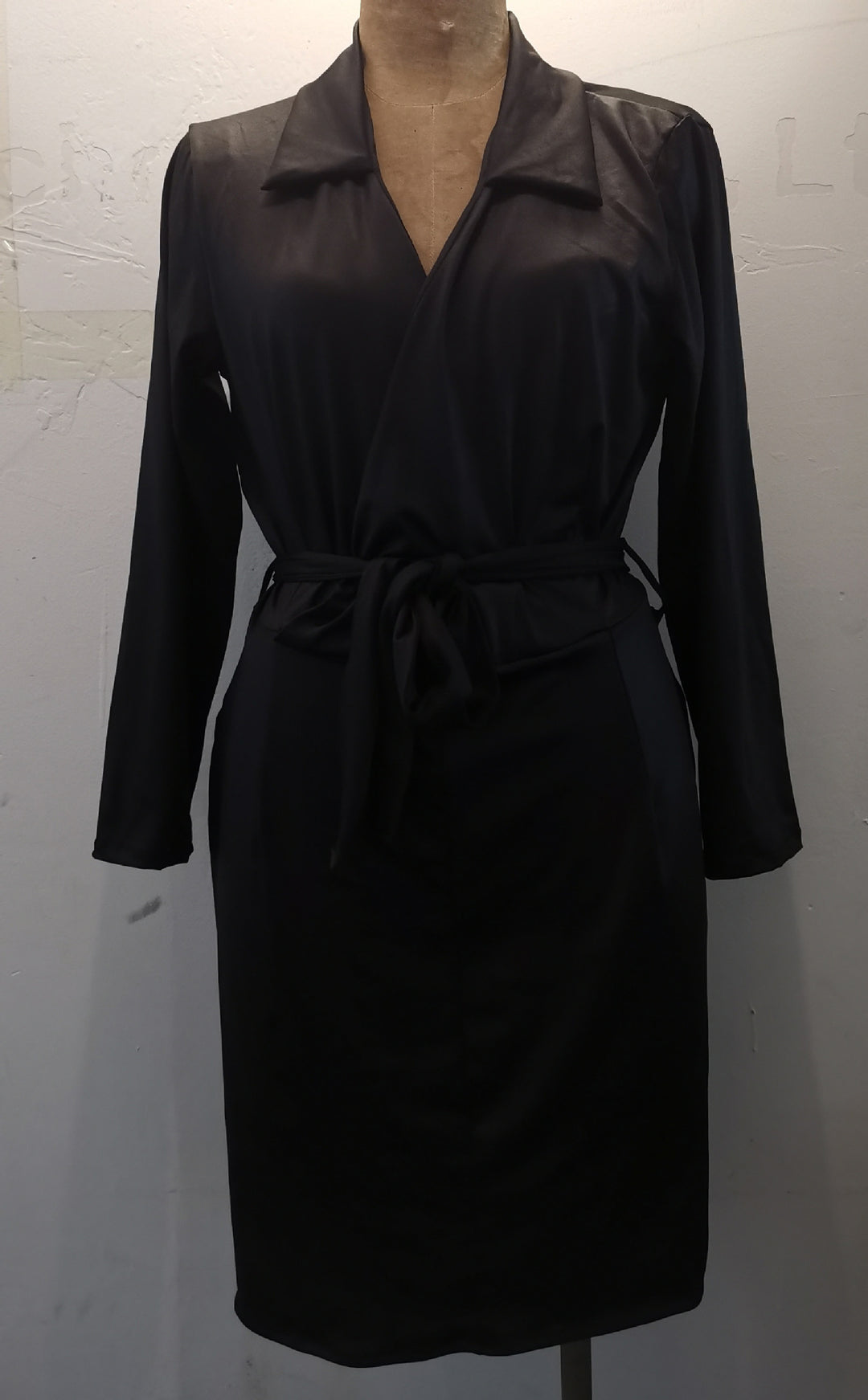 Dame wrap dress with elegant cut and waist belt Mirla-Eva Jonsson