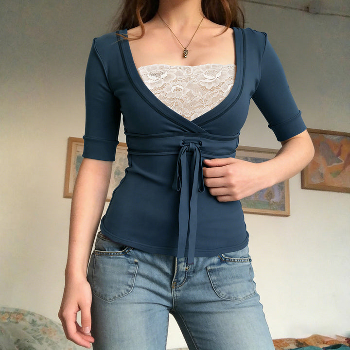 Dame wrap top med elegant sløyfe og dyp V-hals Mirla-Eva Jonsson