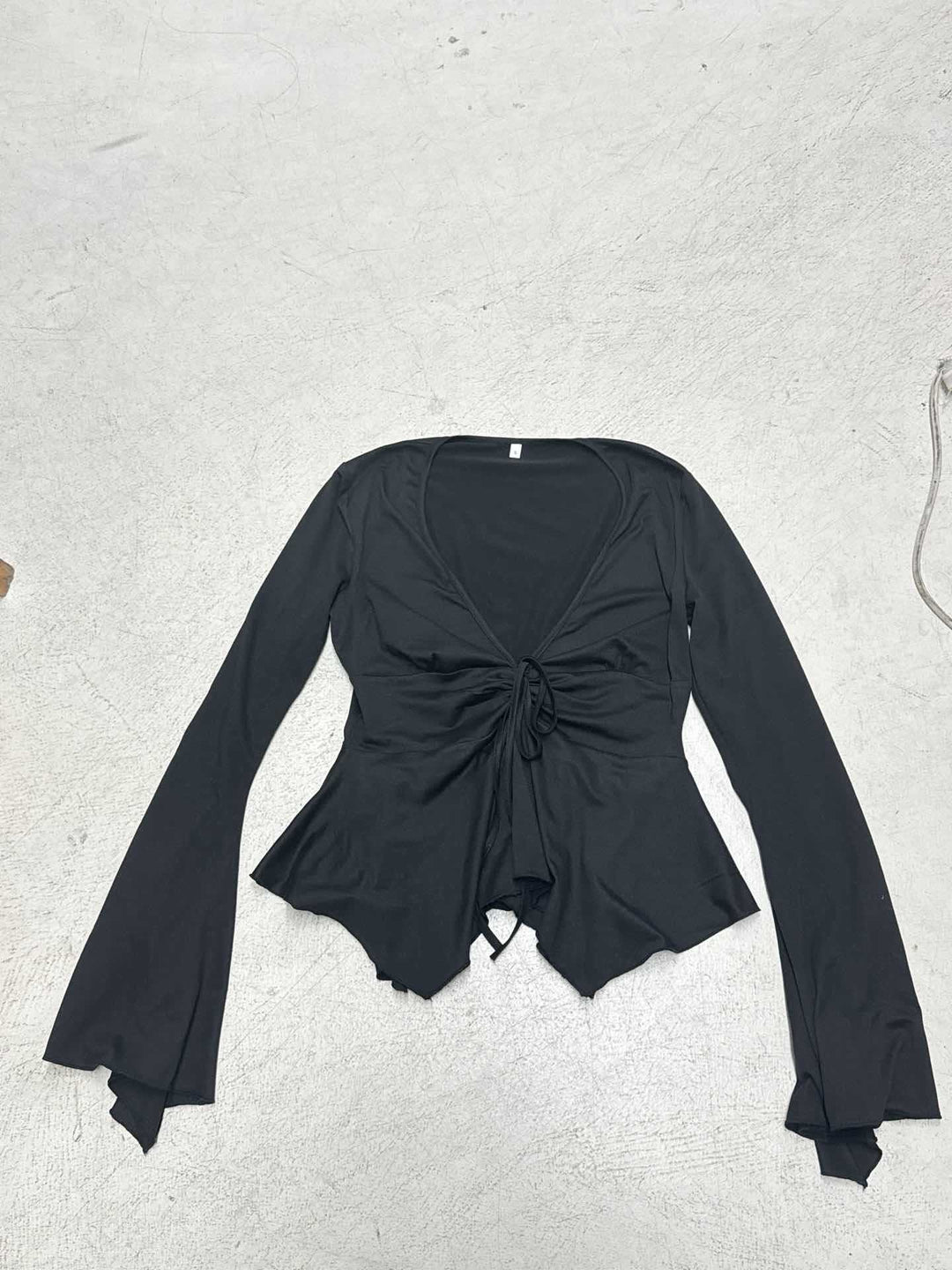 Dame wrap top med voluminösa ärmar och raffinerade knutdetaljer Mirla-Eva Jonsson